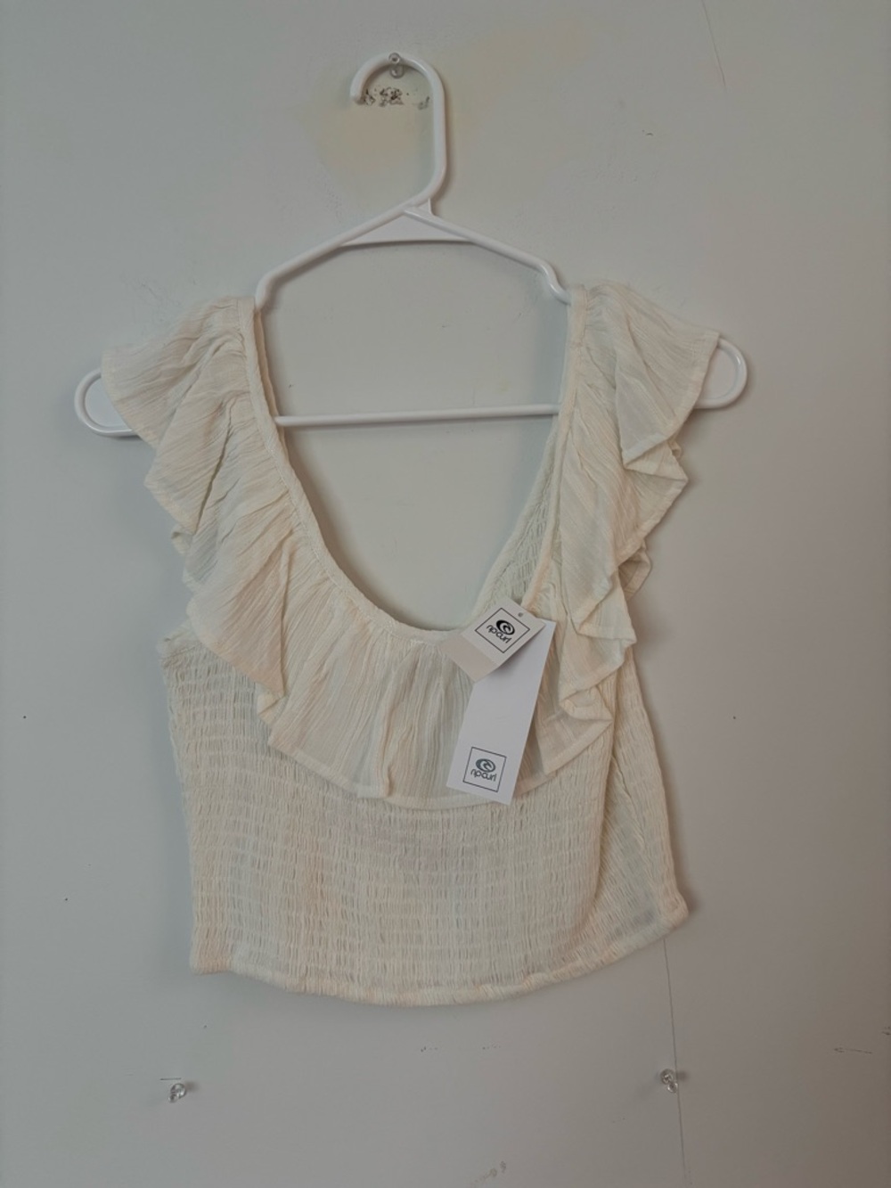 brand new! ripcurl cream ruffle stretchy beachy short sleeve crop top blouse🤍